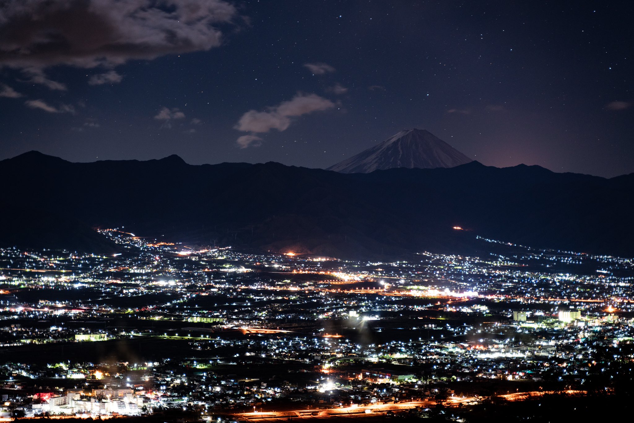 ほぼ写真 甲府盆地の夜景と富士山と星空 富士山の右側赤いのは富士宮あたりの街灯りかな 山梨県 山梨市 ほったらかし温泉 夜景 星空 riii riii Sonyalpha T Co Woevhonc97 Twitter