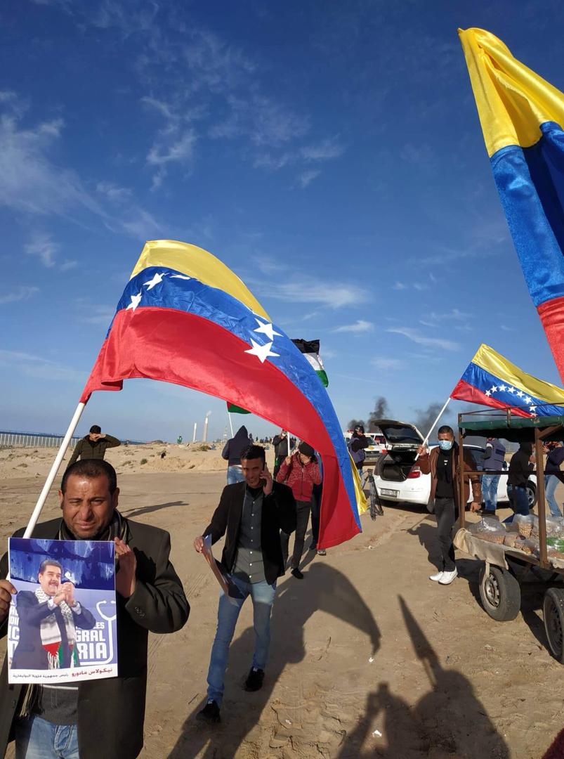 Adan_Coromoto's tweet photo. #30Ene Durante la marcha marítima semanal en la Franja de Gaza, simpatizantes del Frente Democrático muestran su solidaridad permanenete con el Pueblo venezolano y con el Pte. @NicolasMaduro  ¡Con Chávez Siempre! ¡Venceremos! https://t.co/tQiFUTreJW
