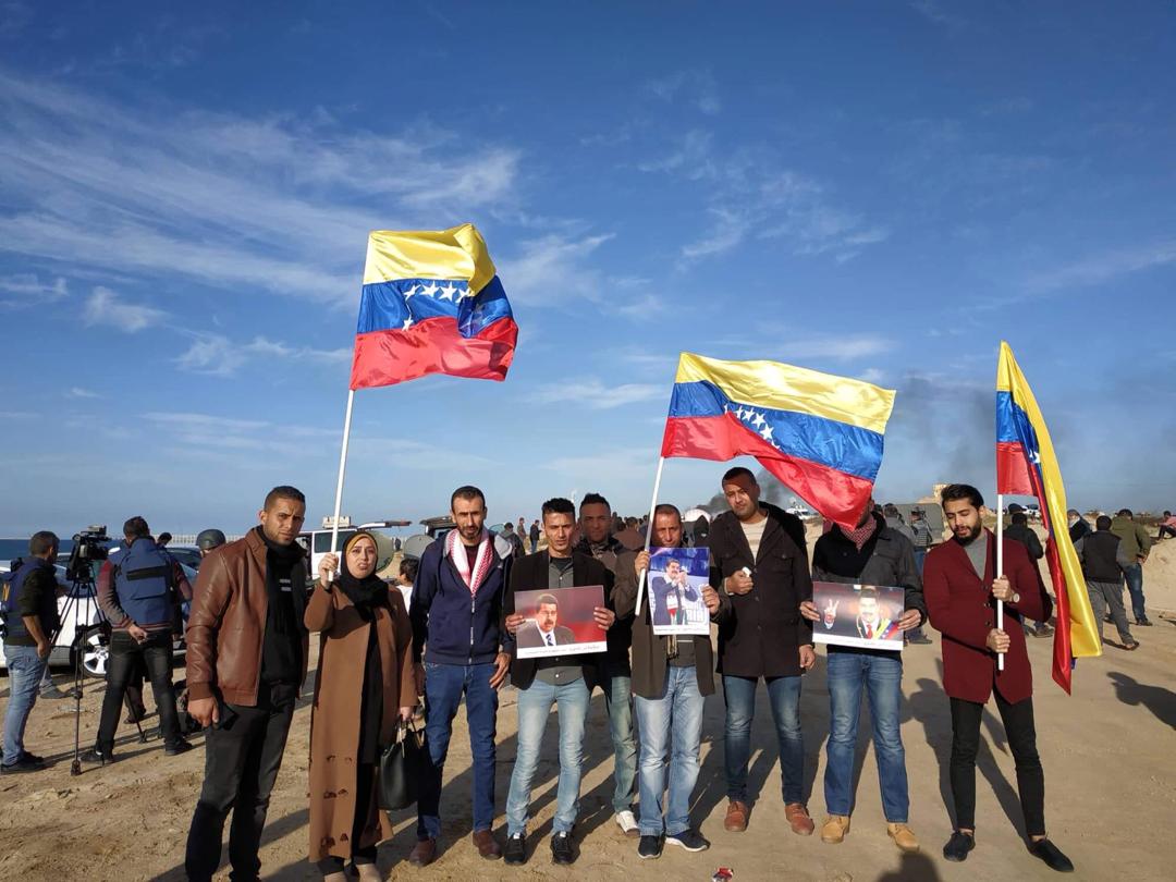 Adan_Coromoto's tweet photo. #30Ene Durante la marcha marítima semanal en la Franja de Gaza, simpatizantes del Frente Democrático muestran su solidaridad permanenete con el Pueblo venezolano y con el Pte. @NicolasMaduro  ¡Con Chávez Siempre! ¡Venceremos! https://t.co/tQiFUTreJW