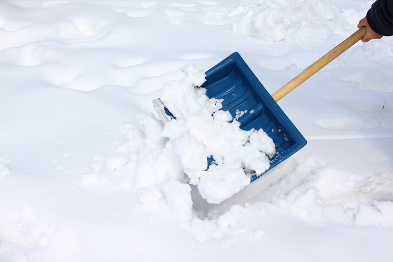 Очиститься снега. Лопата для снега. Уборка снега. Убирает снег. Очистка снега.