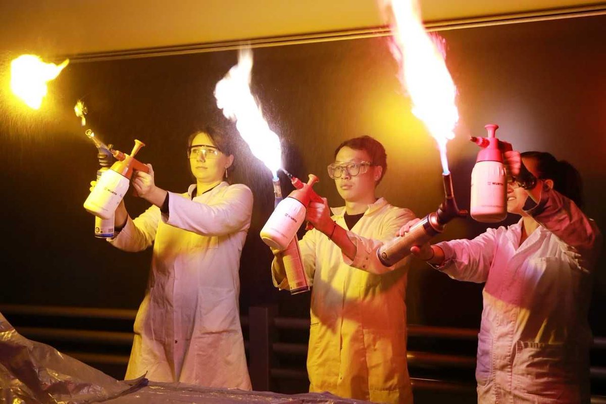 uni_mainz's tweet photo. Die Naturwissenschaftler sind Feuer und Flamme! Am Tag der offenen Tür brennt die Hütte !(naja fast... 😉 )
#student4aday #unimainz #jgumainz
[Foto: Bernd Eßling] https://t.co/T2whejwvW7