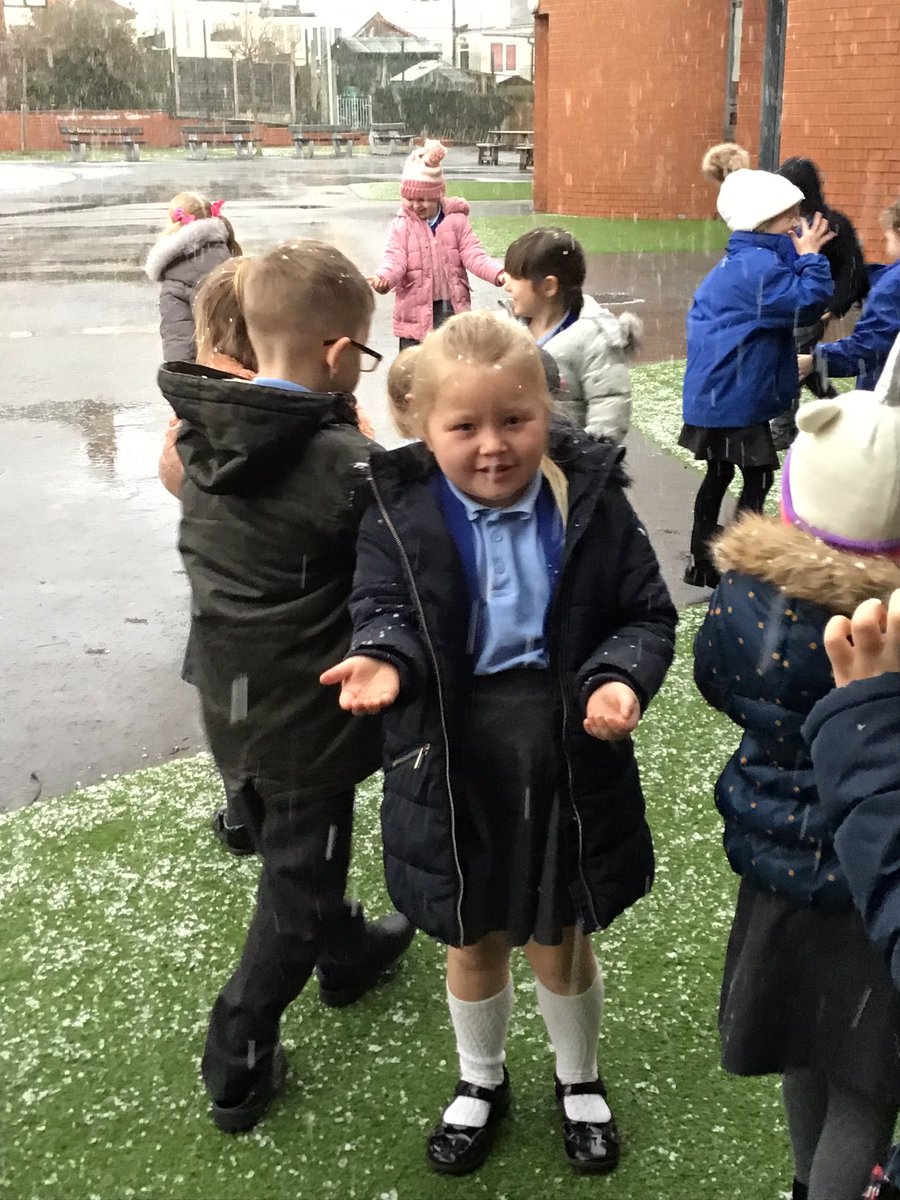 dyer_lu88's tweet photo. We couldn’t resist! We had to put on our coats and at least feel and taste the snow! It encouraged some fantastic sentences including the independent use of similes! #snow #snowspiritation ❄️☃️ We just wish it had lasted longer! https://t.co/fSkaaAI8F8