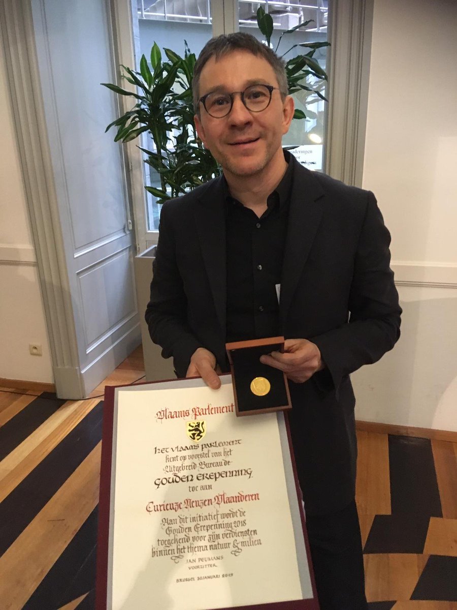 UAntwerpen's tweet photo. Namens "#curieuzeneuzen, een project van @destandaard, #UAntwerpen en de Vlaamse MilieuMaatschappij, nam prof. Filip Meysman woensdag de Gouden Erepenning in ontvangst in het @vlaparl. https://t.co/d4aseqjoC3