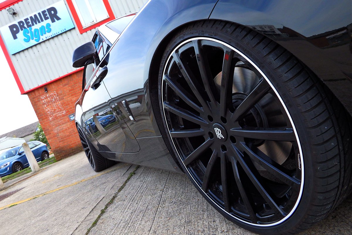 PremierWraps's tweet image. A custom pearlescent white pin stripe for the alloys on this all black Rolls Royce Dawn!🖤#premierwraps #premiersigns #3mavw  #detailing #photooftheday #layednotsprayed #paintisdead #wrap #car  #wheelwednesday