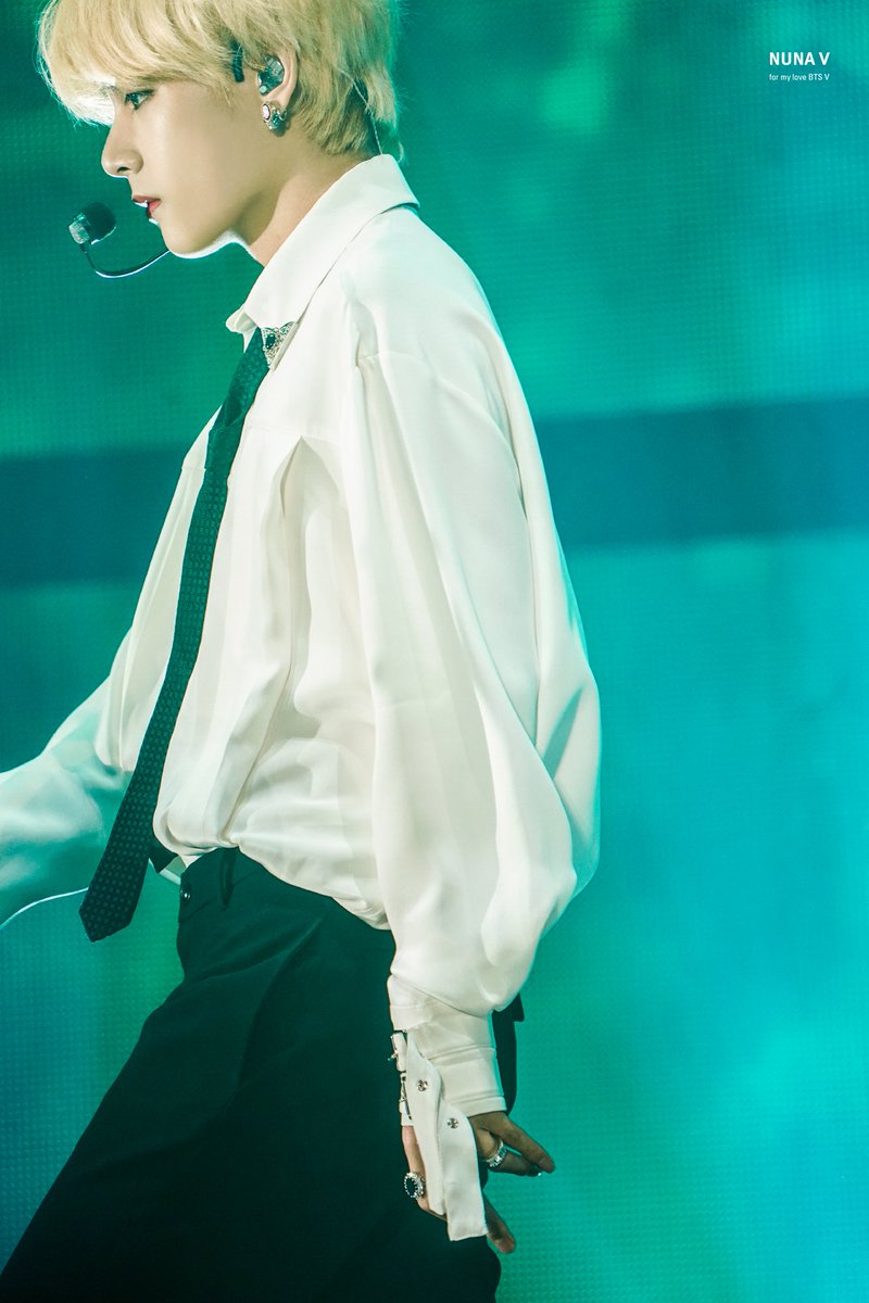 tae_tae_pic's tweet photo. [HQ] 181128 AAA | 6
FAKE LOVE TAE 💜

Cr. @/_nuna_V
#bangtan #taetae #태태 #방탄소년단
#이삐사진전 #태형 #방탄소년단뷔 #BTSV #Taehyung #BTS #AAA #BTSAAA 
@BTS_twt
2.: https://t.co/lnZav4RwzO 
3.: https://t.co/KpscckTq7M 
4.: https://t.co/DGtMnubKmC 
5.: https://t.co/wlW9CVDdQY https://t.co/8gFHllN2Uw