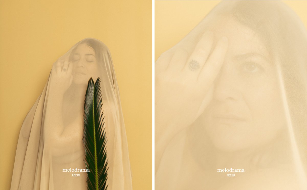 Cicatrizada Ángela. 
Nació, vivió, sufrió y deseó. 
Los ojos se le volvieron vidrio 
al mirar una luz que cruzó el cielo.  
Su herida fue su atributo.

—
Ángela Guerra, vestuario en #Melodrama.
Fotografías: <a href="/miguelximenez/">Miguel Jimenez</a> 
estreno: 1, 2 y 3 de febrero en el @TCentralSev