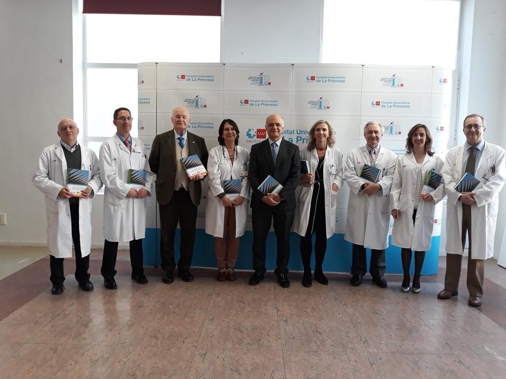 MontePerdido31's tweet photo. #HospitaldeLaPrincesa Presentación libro Cincuenta años. Facultad de Medicina de la UAM. decano J. A. Vargas, profas. Carmen Suárez, Mónica Marazuela, prof. Emérito A. García, prof. F.Sánchez Madrid, prof. F.Abad,drtores. F. Illana,E. García Navarrete, Gloria Torralbo https://t.co/s6NjsmqxE9