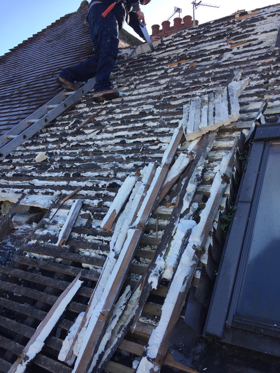 RVElliott's tweet photo. Started stripping a house in Cardiff today which has previously been spray foamed in loft space. Whoever invented this product should be covered head to toe in it and thrown in the River Taff 😤 https://t.co/dDYTMxAxGa