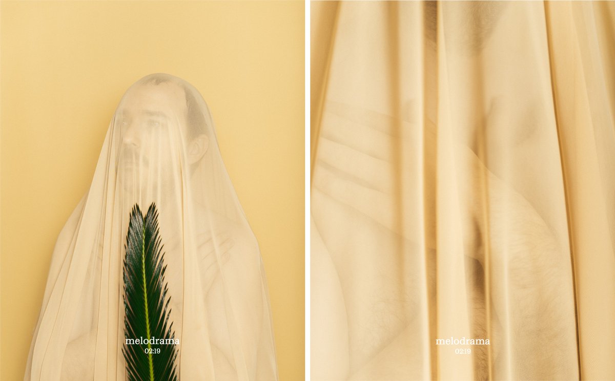 Cicatrizado Alberto. 
Nació, vivió, sufrió y deseó. 
El pecho se le abrió, 
se le salió el esternón y se le desvaneció.
Su herida fue su atributo.

—
Alberto Almenara, música en #Melodrama.
Fotografías: <a href="/miguelximenez/">Miguel Jimenez</a> 
estreno: 1, 2 y 3 de febrero en el @TCentralSev