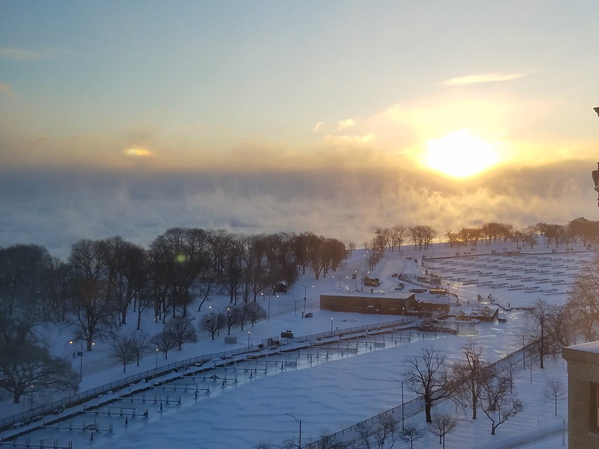 It's so cold outside in Chicago the lake is 'boiling' 😬😬

#chicago #lakemichigan #lakeview #illinois #cold #coldsnap #freezing #steam #recordlow #lowtemperature #stayinside #besafe #staywarm