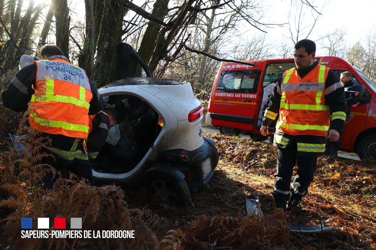 pompiers24's tweet photo. Ce jour dans la matinée, à Saint Martin l’Astier, intervention des @pompiers24 pour un #AVP impliquant un vl ayant percuté un arbre. Après désincarcération et médicalisation sur place, le blessé sera évacué sur le CH de #Périgueux médicalisé par #Samu24.Photos J.Feydel #SDIS24 https://t.co/QqeejGtSht