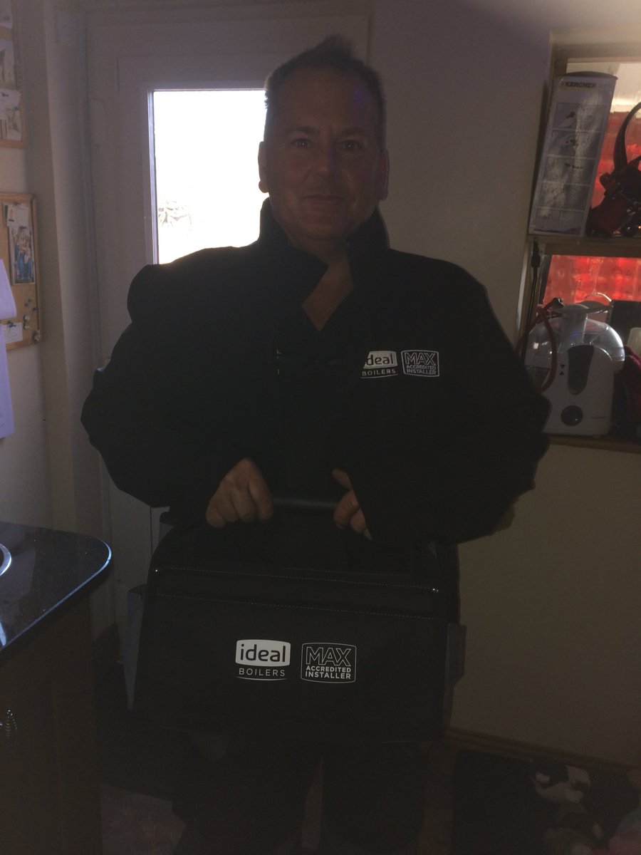 Ideal_NardiaJ's tweet photo. Happy as Larry π another max approved installer with his tool bag and jacket from @IdealBoilers #maxapproved #idealboilers πππππS Bright plumbing and heating π https://t.co/j9XcFSI6x1