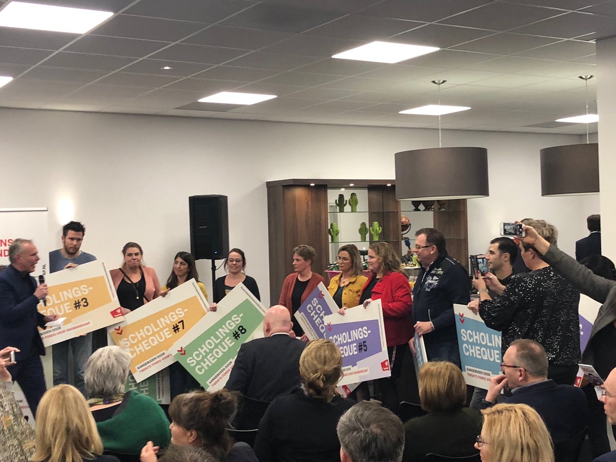 Gaaf, eerste cheques #twentsfonds uitgereikt. Veel succes met jullie mooie stap in Leven Lang Leren ⁦<a href="/Agenda_v_Twente/">Agenda voor Twente</a>⁩ ⁦<a href="/ProvOverijssel/">Provincie Overijssel</a>⁩