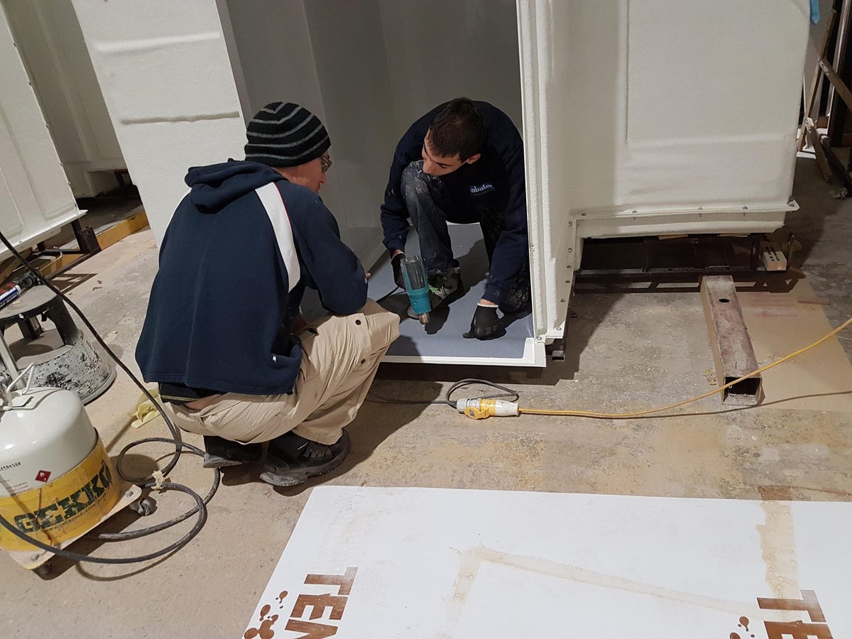 🦎The Gekko G42 in action!🦎

The PERFECT choice when bonding Vinyl Flooring - high grab, repositionable, fast drying, heat, water &amp; plasticiser resistant.

Find out more: gekko-adhesives.com 

#StickWithUs #GekkoG42 #VinylFlooring #GekkoIndustries