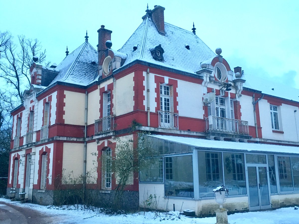 It’s been snowing all night,so Picardie life has stopped a bit. School bus cancelled. Time for a snow walk. chateaudeslys.com