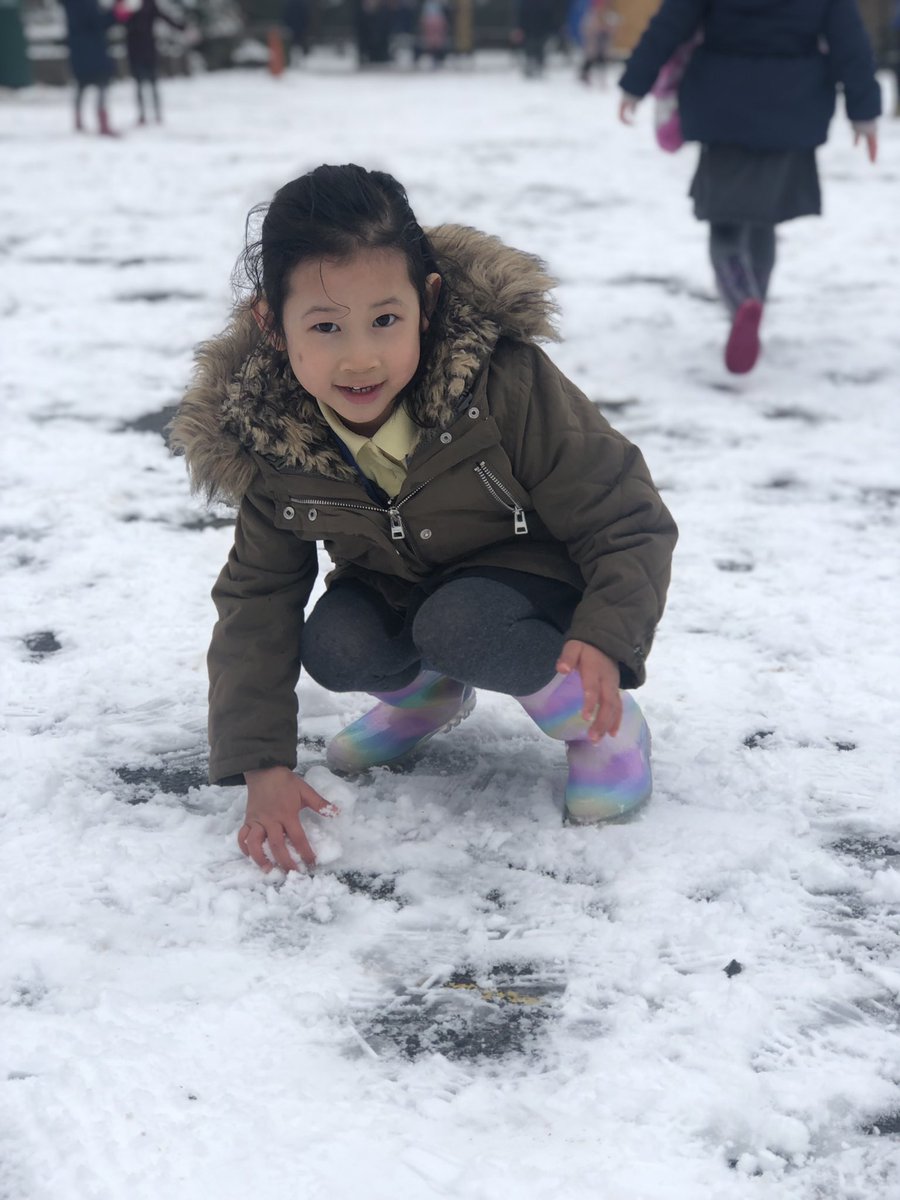 JamesBrindleyPS's tweet photo. What a magical morning #snowangel #freezinghands https://t.co/xLGZxF2y24