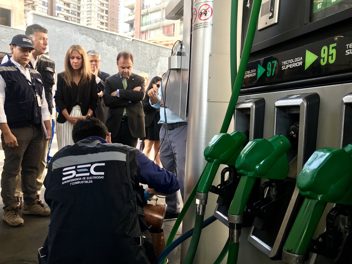 MinEnergia's tweet photo. A días del recambio de veraneantes, fiscalizamos junto la @SEC_cl la calidad de los combustibles y recordamos que en la App Bencina en Línea puedes encontrar todas las bencineras del país con sus precios actualizados. ¡Ingresa y busca la  barata de tu comuna! ⛽️🚘 #FelizMiércoles https://t.co/aTQrn96aLI