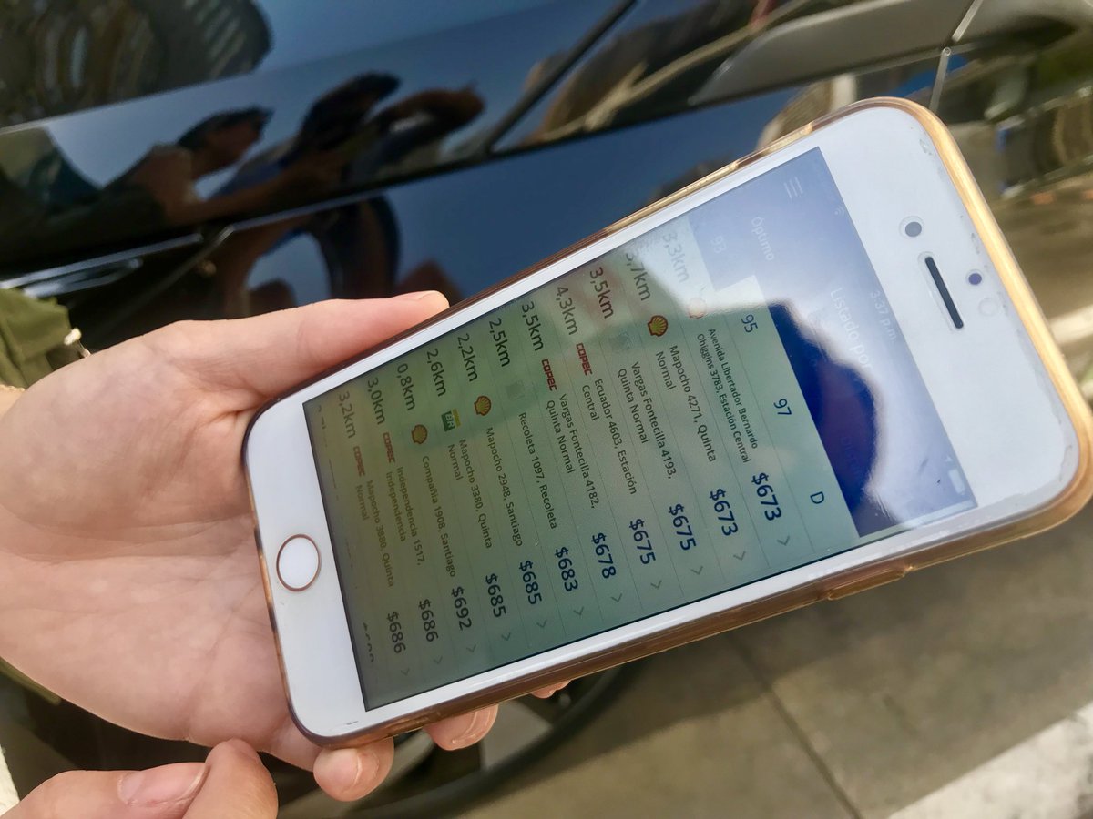 MinEnergia's tweet photo. A días del recambio de veraneantes, fiscalizamos junto la @SEC_cl la calidad de los combustibles y recordamos que en la App Bencina en Línea puedes encontrar todas las bencineras del país con sus precios actualizados. ¡Ingresa y busca la  barata de tu comuna! ⛽️🚘 #FelizMiércoles https://t.co/aTQrn96aLI