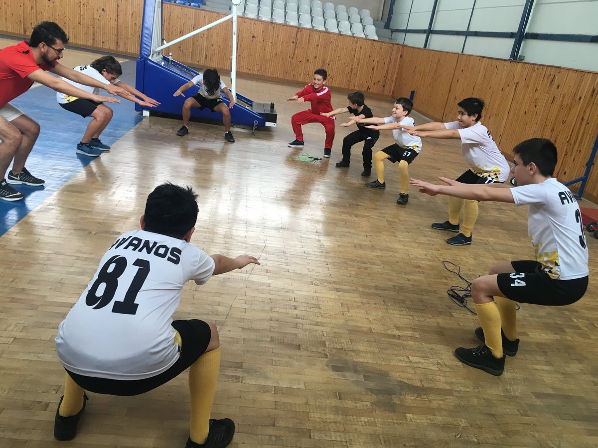 Avanos_GHSIM's tweet photo. #SoğukZamanlardaSıcakSalonlarımızdaSpora Kapadokya Avanosspor Yıldızlar Futbol Takımı Oyuncuları, Arta Kalan Zamanlarını, Salonumuzda Basketbol Oynayarak Değerlendiriyorlar..😊🏀@kasapoglu @hamzayerlikaya @SinanAksu24 @mehbaykan @m_unluer https://t.co/8YTMs89MzR