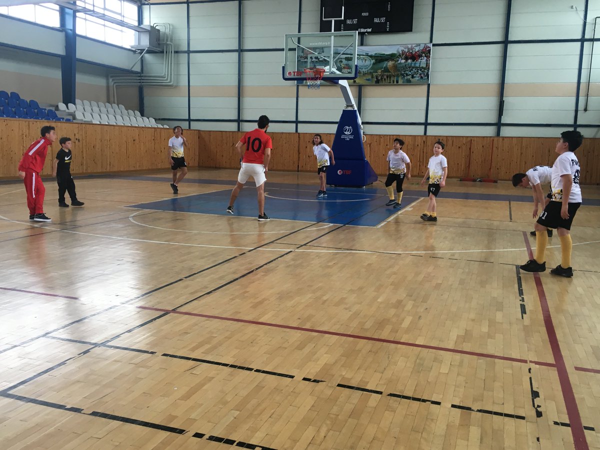 Avanos_GHSIM's tweet photo. #SoğukZamanlardaSıcakSalonlarımızdaSpora Kapadokya Avanosspor Yıldızlar Futbol Takımı Oyuncuları, Arta Kalan Zamanlarını, Salonumuzda Basketbol Oynayarak Değerlendiriyorlar..😊🏀@kasapoglu @hamzayerlikaya @SinanAksu24 @mehbaykan @m_unluer https://t.co/8YTMs89MzR