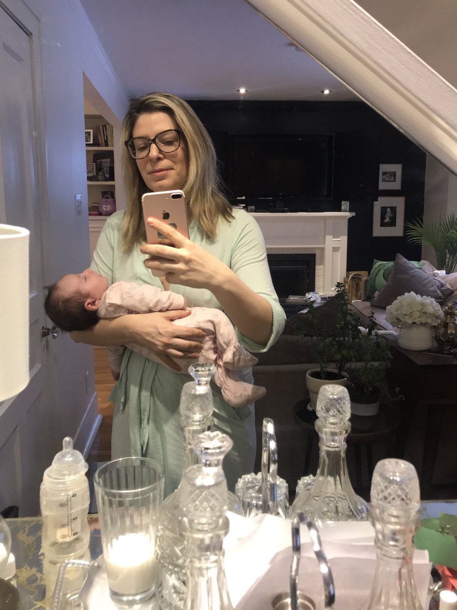 C’est pas facile être un nouveau parent. Pis manquer de sommeil. Pis s’occuper des autres tout en s’occupant de soi. Si c’est trop, si c’est lourd: demande de l’aide, texte une amie, appelle ton médecin et surtout ne soit pas GÊNÉE de le faire. On a tous besoin d’aide #BellCause