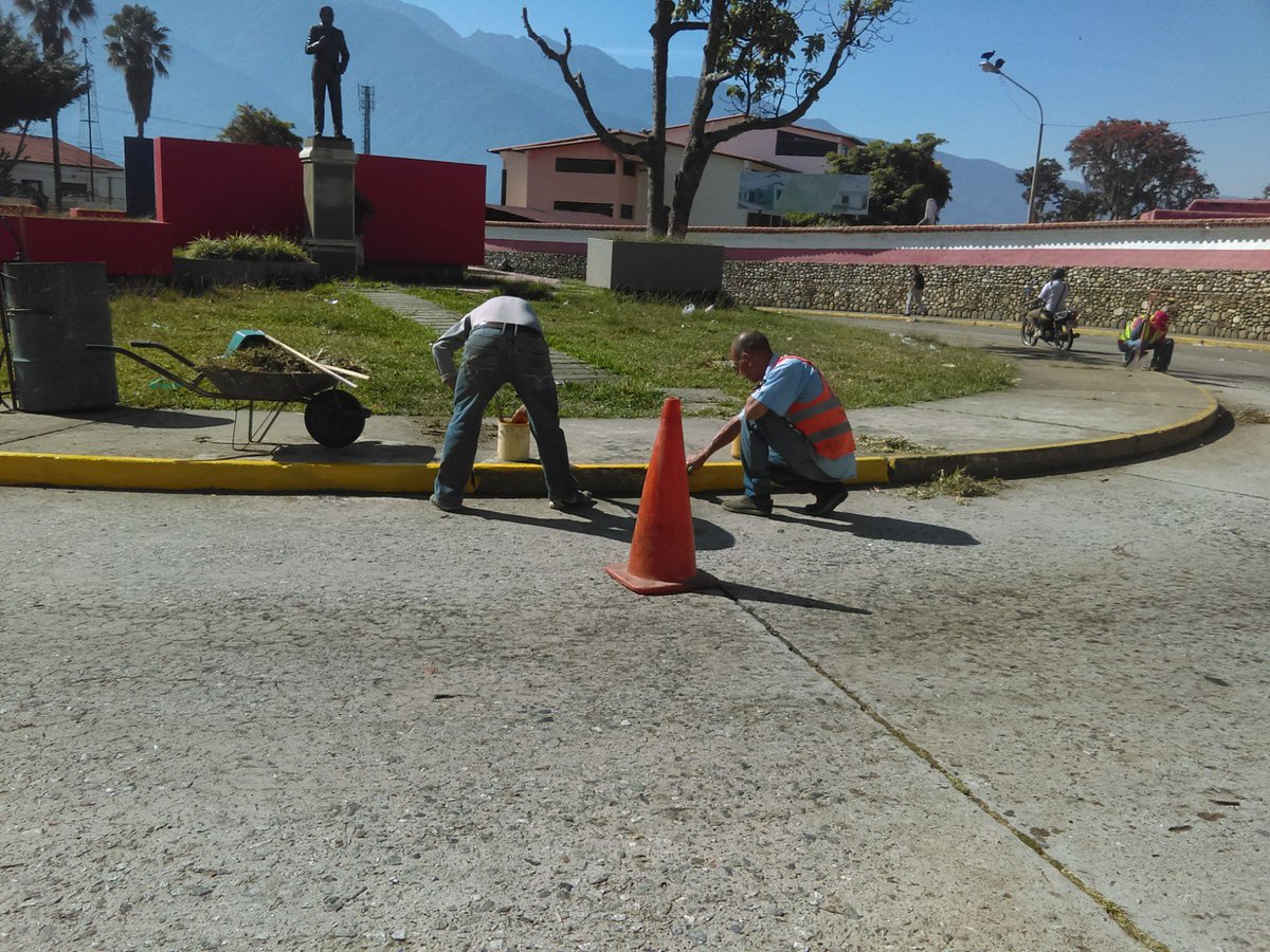 MppopMerida's tweet photo. @Marlenycdc #29Ene Personal del MPPOP- MPPT continúan trabajos de mantenimiento en los alrededores de la Av. Universidad, en el marco del Plan Venezuela Bella asignado a la Ciudad de Mérida. @carlospmerida https://t.co/kahEIp6tJq