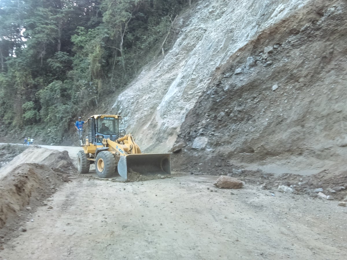 MppopMerida's tweet photo. @Marlenycdc #29Ene Continúan labores de remoción de material luego de haberse producido la activación de talud, en la vía Local L003, específicamente en la población de Zea sector La Roca, que afecta la transitabilidad y seguridad de los transeúntes. @carlospmerida https://t.co/OJ7sJaMzT8