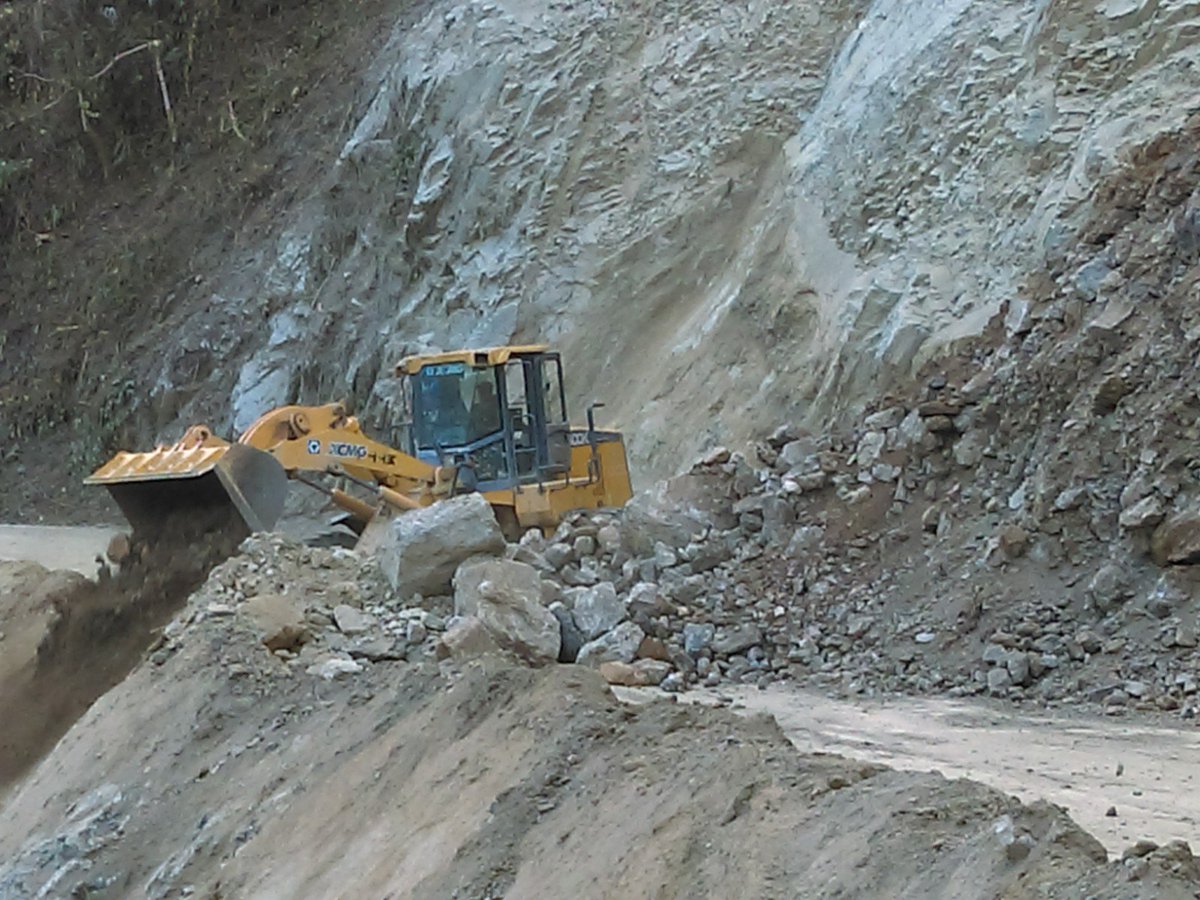 MppopMerida's tweet photo. @Marlenycdc #29Ene Continúan labores de remoción de material luego de haberse producido la activación de talud, en la vía Local L003, específicamente en la población de Zea sector La Roca, que afecta la transitabilidad y seguridad de los transeúntes. @carlospmerida https://t.co/OJ7sJaMzT8