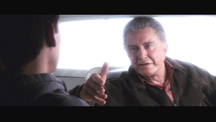 Leo なにより 脇役キャラが立っていて脚本が凄い ベンおじさんを2話目でも登場させていて素晴らしい 編集長役のjkシモンズが期待を裏切らない なぜ 普通の学生であるピーターパーカーが スパイダーマンになったのか 大いなる力には 大いなる責任