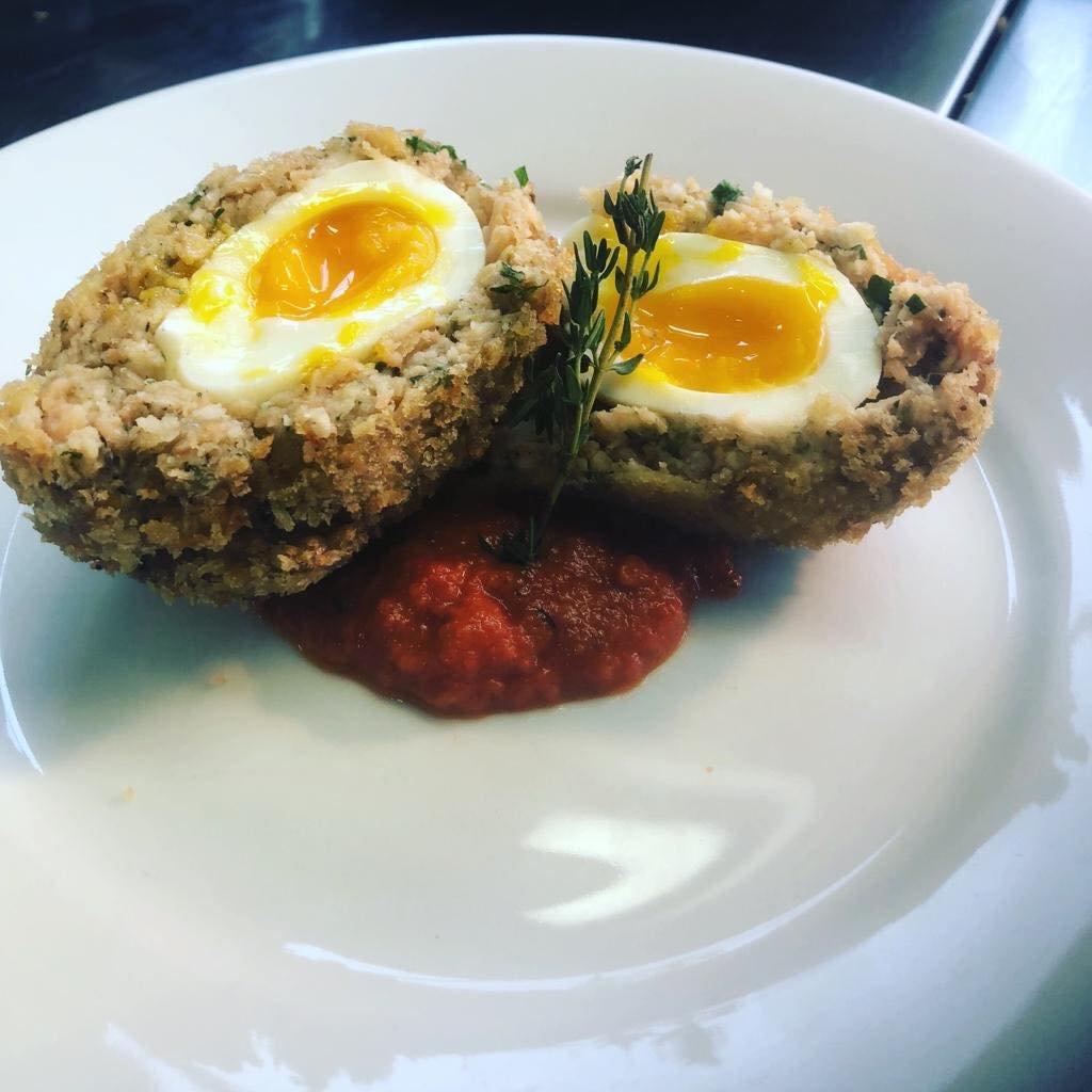 fayredo's tweet image. Veggie Scotch eggs! 😍👌😋
#OnLocation #CrewCatering #LocationCatering #SetLife #Catering #Producer