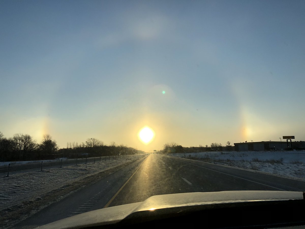 At this temperature, the sun dogs come out. #ILwx <a href="/NWSLincolnIL/">NWS Lincoln IL</a>