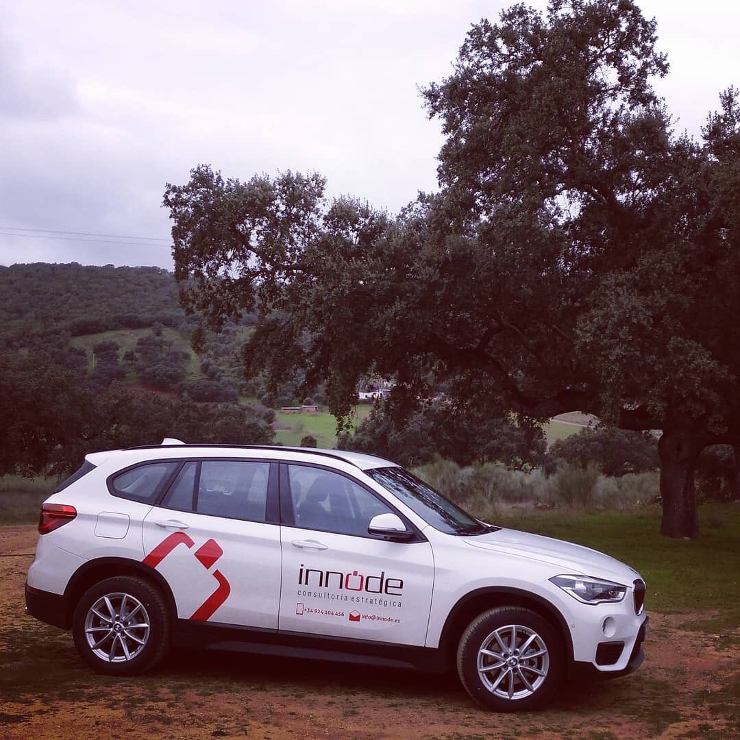 InnodeSL's tweet photo. El nuevo #innodemovil ya sabe lo que es navegar por la #dehesa. Volvemos a pisar nuestra tierra, recorriendo y respirando #mediorural
#ComarcadeOlivenza #ADERCO #ExtremaduraRural #SectorPrimario #Taliga #ValverdedeLeganes #Querqus #Encinas #DesarrolloRural #ProvinciadeBadajoz https://t.co/aTi7Zkn2NQ