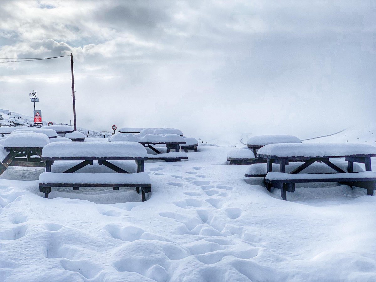 You wouldn't have guessed this was the #LakeDistrict 😲🙌 Very snowy conditions across the Lakes today! 
📍Kirkstone Pass