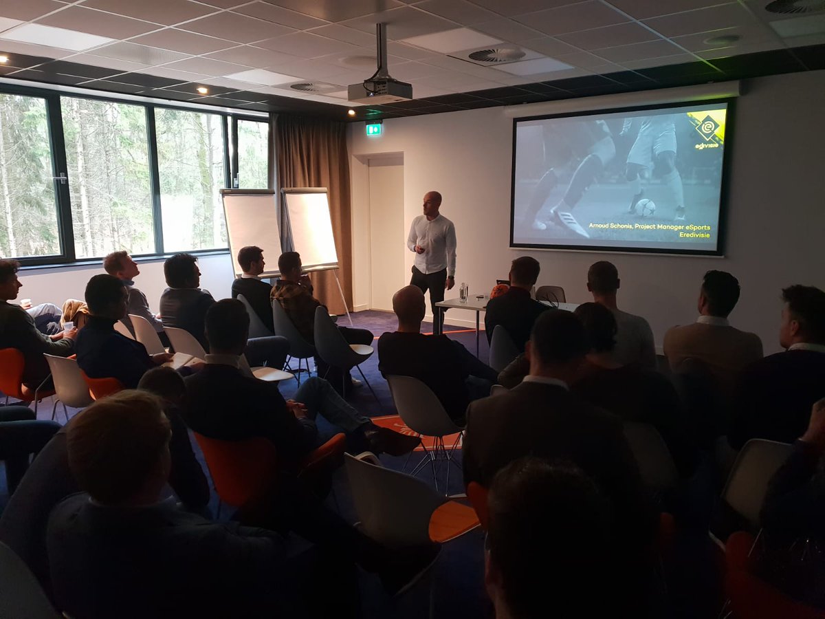 KNVBExpertise's tweet photo. Arnoud Schonis neemt een deel van de groep mee in de wondere e-sports wereld. Vanuit zijn ervaring bij Heracles Almelo en de Eredivisie CV legt hij uit hoe de toekomst van Esports er voor de BVO uit kan zien. #KBV19 https://t.co/BznY0XcpEi