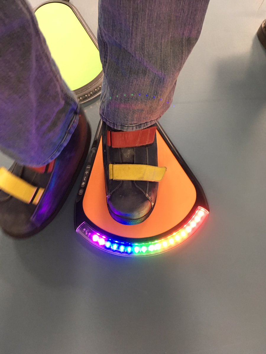 FTAbrona's tweet photo. Terwijl Geke en Stefan op het NAH congres zitten wordt er op de afdeling fysiotherapie iets nieuws uitgeprobeerd: treax pads. #abrona #technologieindezorg #fysiotherapieabrona #werkenbijabrona #ikkiesabrona #heyabrona https://t.co/JZoeAl1piF