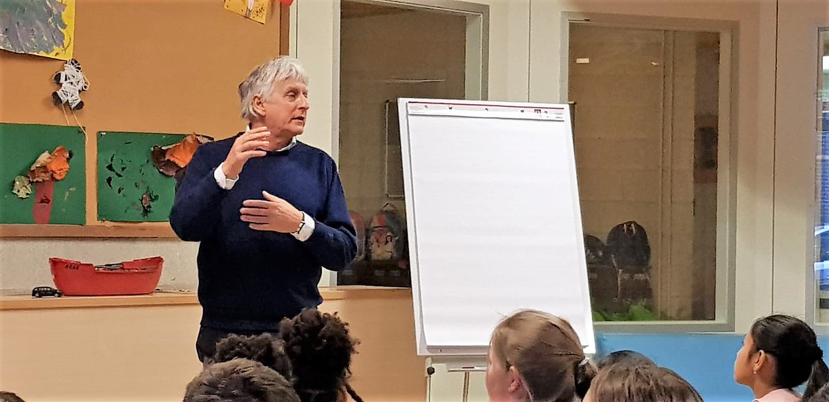 Leerlingen van #ChrDaltonschoolDeWesterkim krijgen les van schrijver en illustrator Harmen van Straaten. Inspirerend. 's Middags Meet &amp; Greet met #HeldHarmen en boekverkoop in samenwerking met #BoekhandelStumpel. #Wachteninderij. Groot Succes!