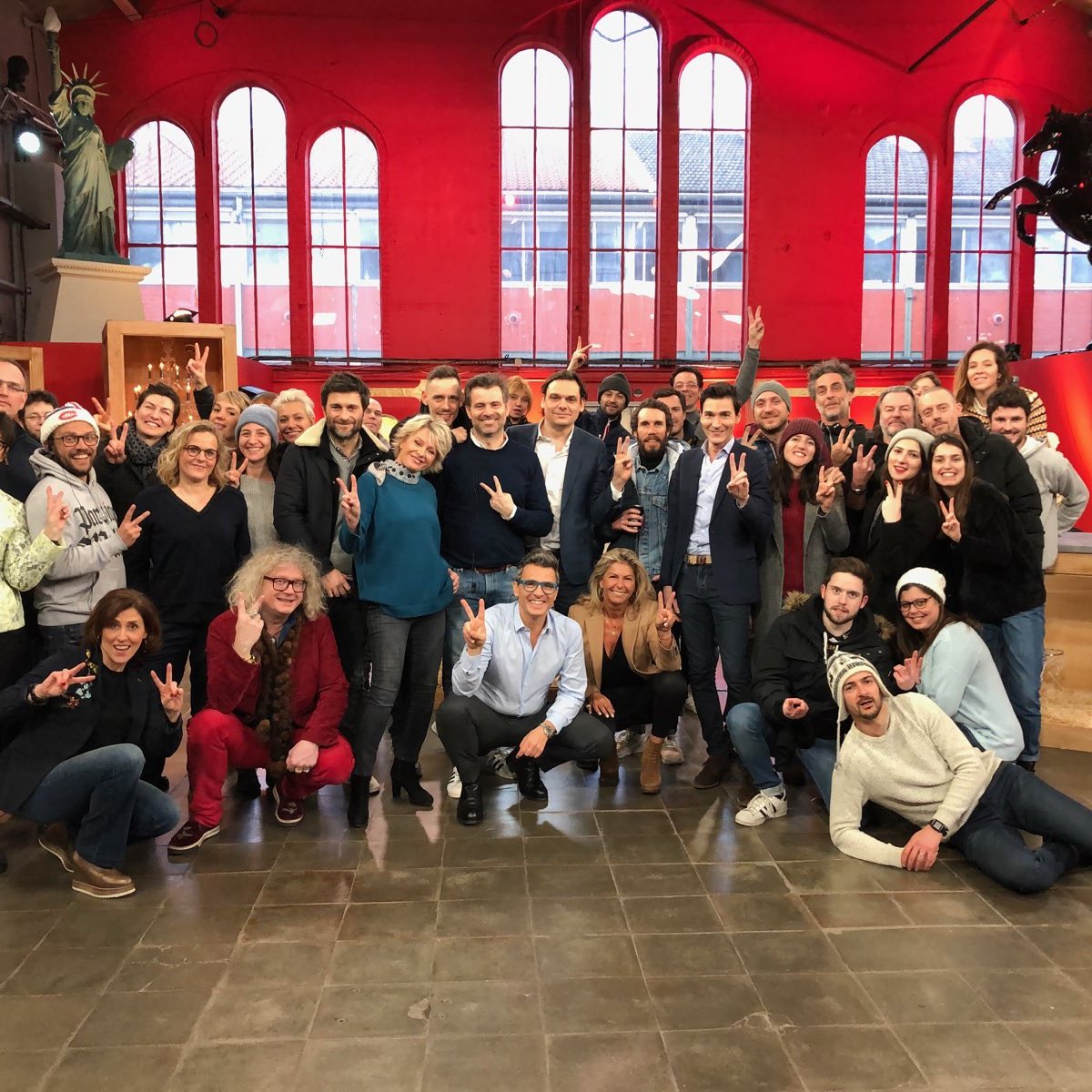 tomBurni's tweet photo. Belle équipe AFFAIRE CONCLUE pour les 2 millions de téléspectateurs 😄😄 il en manque quelques uns que j'embrasse !! #teamwarner #affaireconclue #sophie_dav 🤘🤘 https://t.co/fHM89Edbr1