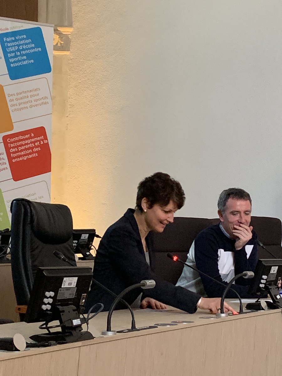 CpM2m's tweet photo. Véronique Moreira répond aux propositions des enfants de l’#USEP41 @usepnationale https://t.co/WNAMmmYGt6