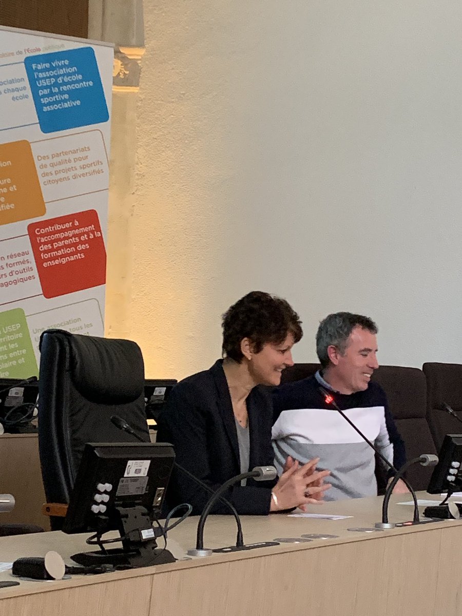 CpM2m's tweet photo. Véronique Moreira répond aux propositions des enfants de l’#USEP41 @usepnationale https://t.co/WNAMmmYGt6