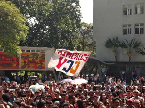 UCV_Noticias's tweet photo. Defensa UCV @DefensaUCV17  ofrecerá ayuda legal a personas detenidas arbitrariamente https://t.co/1ReTMTbmmT #UCV #UCV_Noticias #DDHH https://t.co/Z7D8MPN7D6