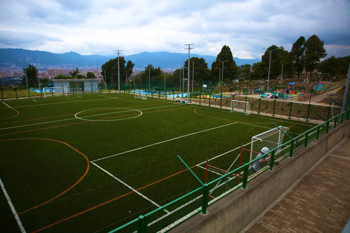 MiEspacioesBog's tweet image. #RecuperamosTuEspacio👍🏡 Acompañamos intervención de recuperación de 15.460m² de espacio público en el sector del ‘Megaparque Casablanca’ que se está construyendo en Suba. En donde se encontraba un muro de 339 metros lineales, que invadía el espacio público.