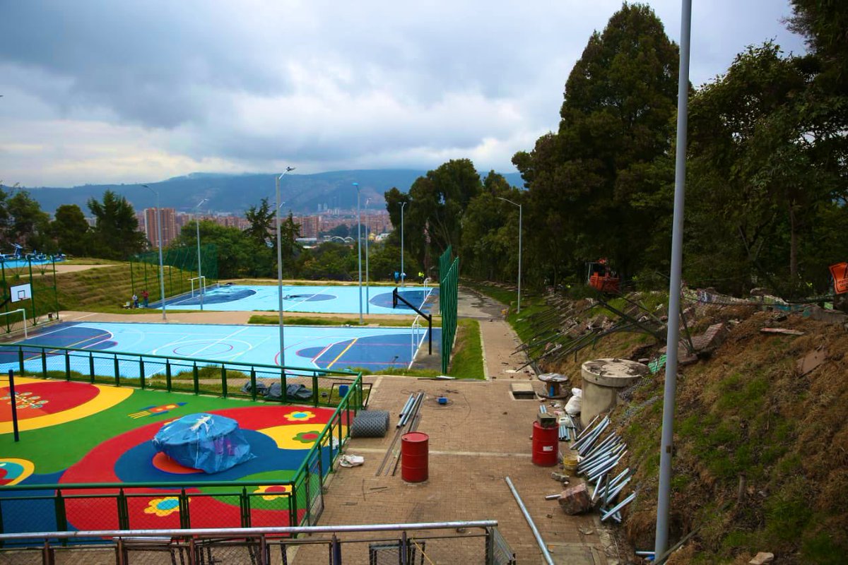 MiEspacioesBog's tweet image. #RecuperamosTuEspacio👍🏡 Acompañamos intervención de recuperación de 15.460m² de espacio público en el sector del ‘Megaparque Casablanca’ que se está construyendo en Suba. En donde se encontraba un muro de 339 metros lineales, que invadía el espacio público.