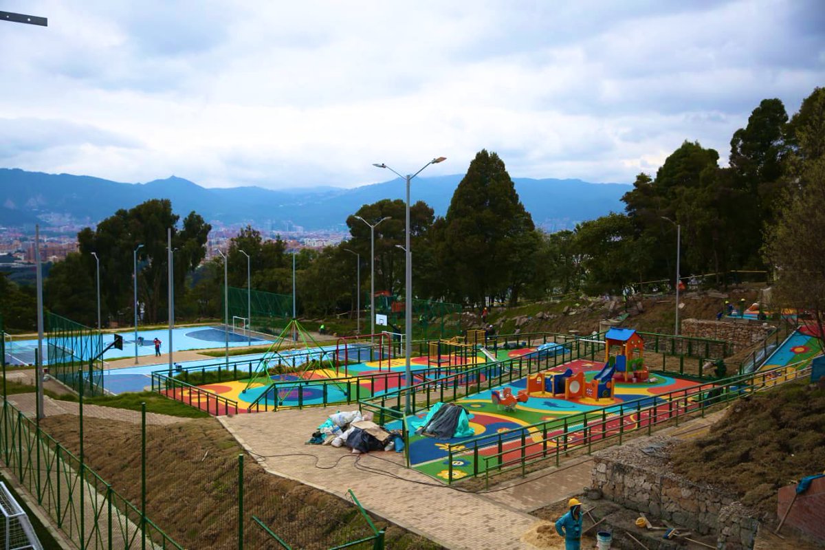 MiEspacioesBog's tweet image. #RecuperamosTuEspacio👍🏡 Acompañamos intervención de recuperación de 15.460m² de espacio público en el sector del ‘Megaparque Casablanca’ que se está construyendo en Suba. En donde se encontraba un muro de 339 metros lineales, que invadía el espacio público.