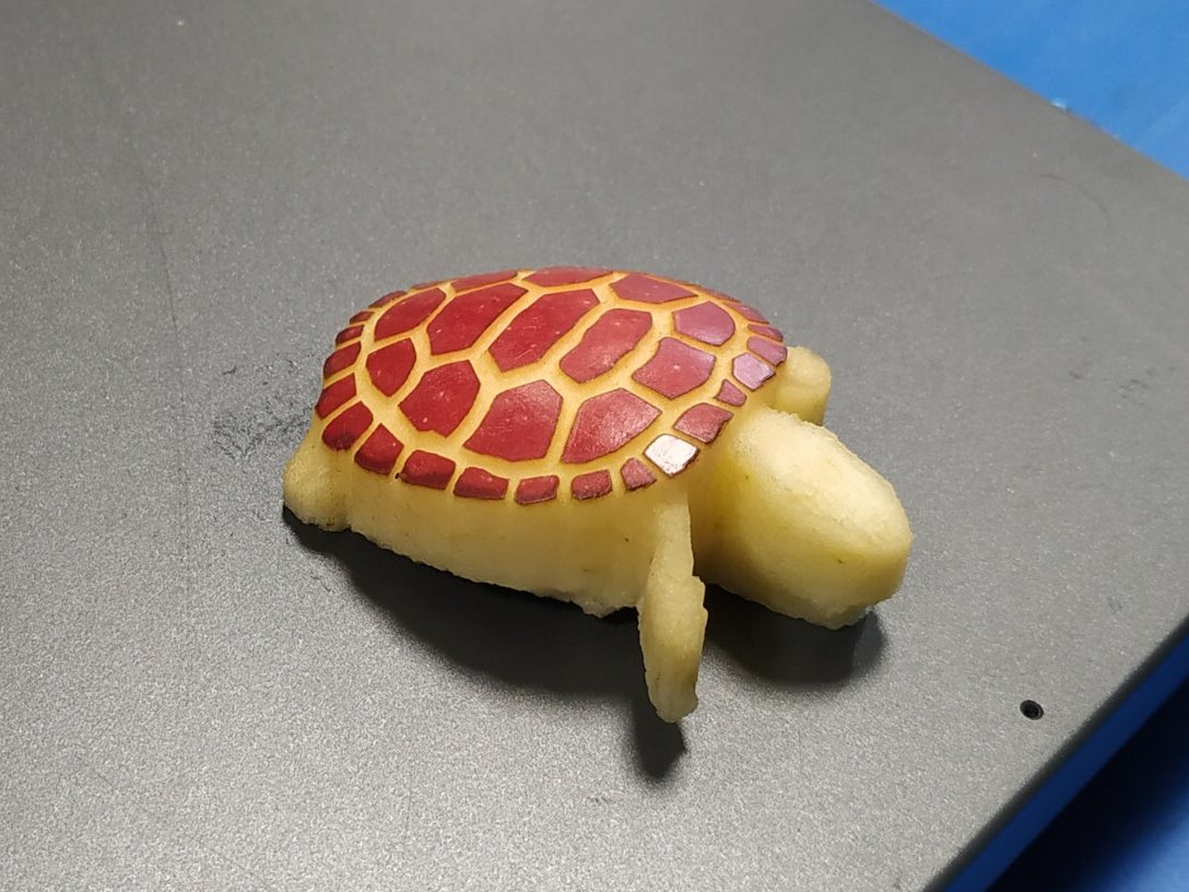 Cocuus_'s tweet image. Se han colado unas tortuguitas de manzana en el stand de @Cocuus_info y @omsyvinas !! Qué animales más curiosos. Podéis verlos en @madridfusion  #foodporn #sanferfood #sodena #innovation @grogoscom artista creativo donde los haya