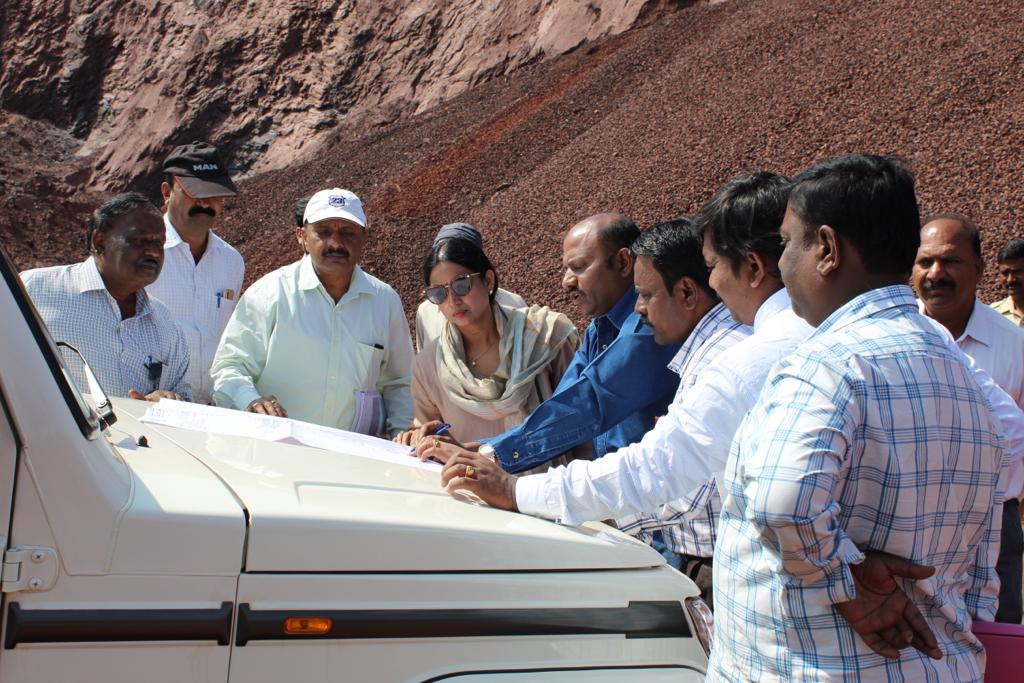 laxmi_hebbalkar's tweet photo. Visited and discussed with relevant authorities about iron ore mines area at Subbarayanahalli and Timmappanagudi in Bellary District..!!#BellaryMinesVisit #KSMCL #LaxmiHebbalkarOfficial https://t.co/6Xov7FVTPP