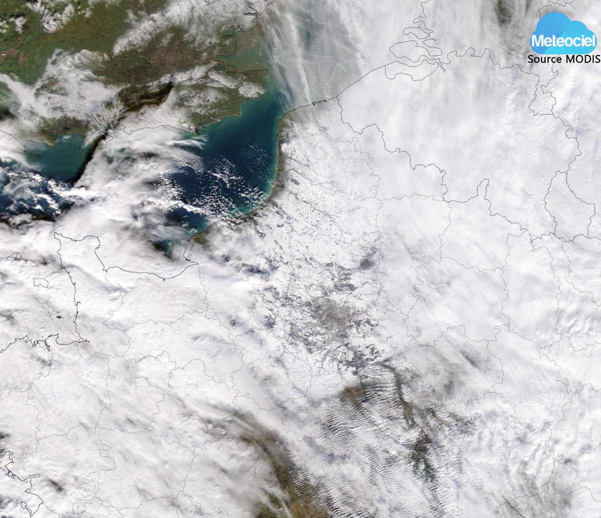 On distingue les sols enneigés entre les nuages avec les images satellites HD MODIS de la <a href="/NASA/">NASA</a>  🛰️ On peut voir que la #neige était bien présente en Ile de France et dans les Hauts de France juste avant la mi-journée. meteociel.fr/observations-m…