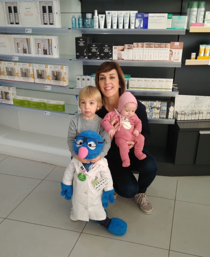 FarmaSF's tweet photo. ¡¡Nuestros pequeños clientes pasándoselo en grande con @boticoco y colaborando con @farmamundi!! #boticocoOnTour #farmacia #cartagena https://t.co/0iZvZPrzoX