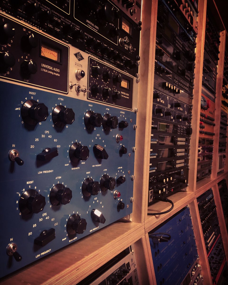 Love this toys 🎛️🎚️💯

#semitoo #producer #edmlifestyle #musicproduction #studioporn #gearporn