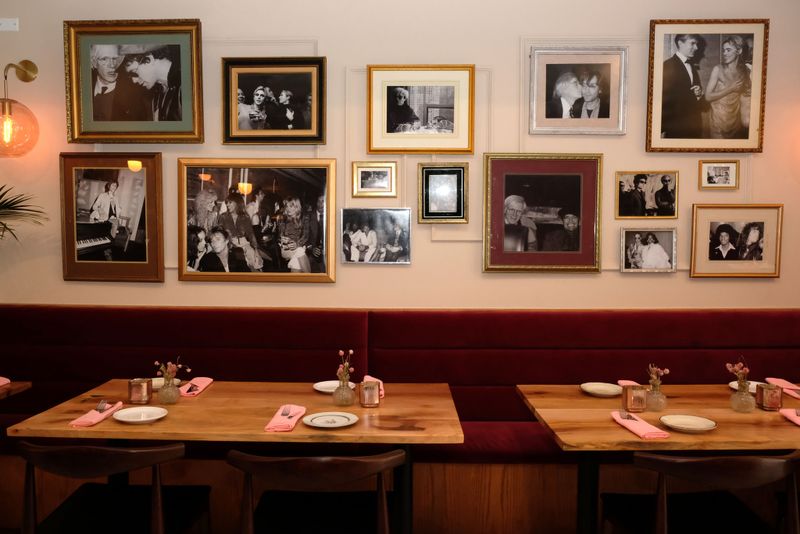 Do you love the ​70's? Are you a fan of Andy Warhol? Then you must visit this place. The Factory 380, a new bar and eatery inspired by Warhol’s studio and his days at the club, is now open in the Kips Bay area of Manhattan. ☺️Photos: Nina Cochran for New York Daily News