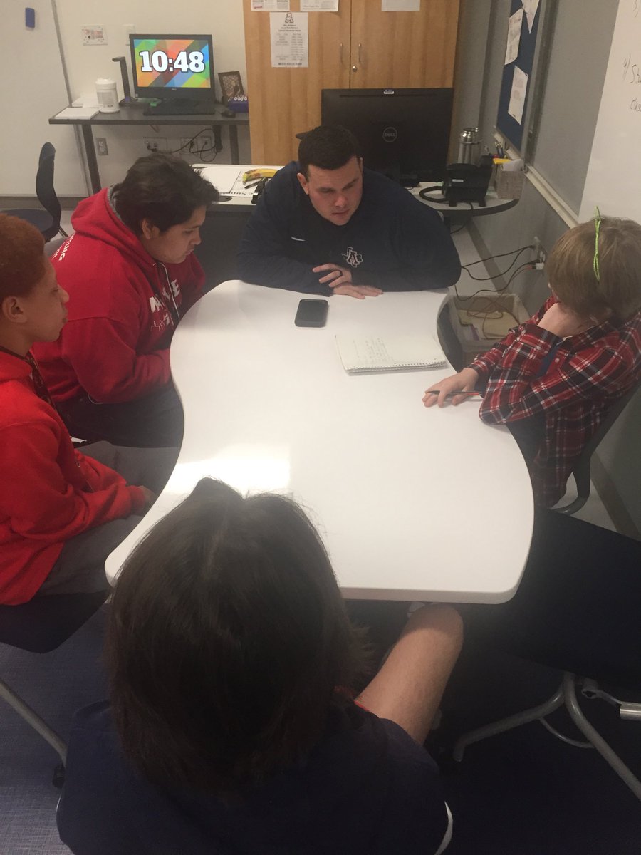 AtwellMs's tweet image. Coach ⁦@HarlowAndrew⁩ pulling small groups to provide feedback and support Ss. ⁦@LFCEagles⁩